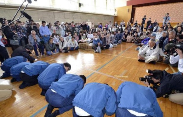 648x415_dirigeants-tepco-inclinent-excuser-aupres-personnes-evacuees-apres-accident-centrale-fukushima-4-mai-2011